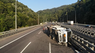 Devrilen Tirin Kapattigi Bolu Dagi Tüneli Istanbul Yönü 4 Saatte Açildi