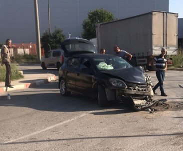 Kamyon Ile Otomobil Çarpisti, Ayni Aileden 5 Kisi Yaralandi