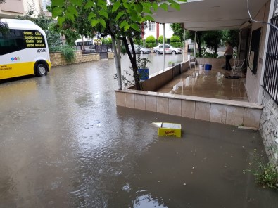 Balikesir'de Cadde Ve Sokaklar Dereye Döndü, Bir Isletmenin Sundurmasi Çöktü