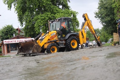 Dere Tasinca Sapanca-Kartepe Yolu Ulasima Kapandi