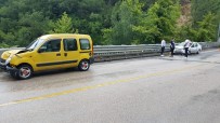 TİCARİ ARAÇ - Hafif Ticari Araç Ile Otomobil Çarpisti Açiklamasi 5 Yarali