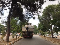 GIRESUN ÜNIVERSITESI - Kamyonun Üzerinde Tasinan Tekne Viyadüge Takildi