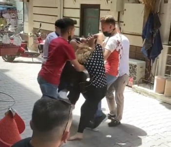 Kavga Eden Genç Kizlari Esnaflar Zor Ayirdi, O Anlar Kameraya Yansidi