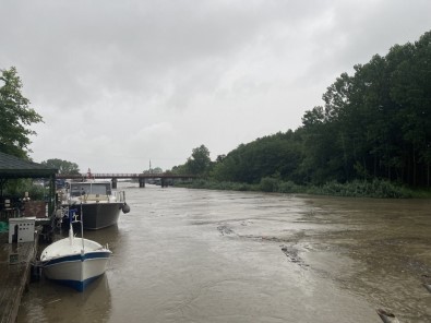 Kocaali Sular Altinda Kaldi, Ilçede Adeta Hayat Durdu