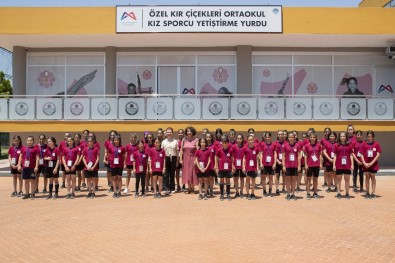 Meral Seçer Ve Neptün Soyer 'Kir Çiçekleri' Ile Bulustu