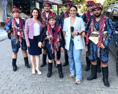 Muhtar Çamoglu'ndan, Müge Anli'ya Jest