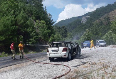 Ormanlik Alanda Çikan Araç Yangini Korkuttu