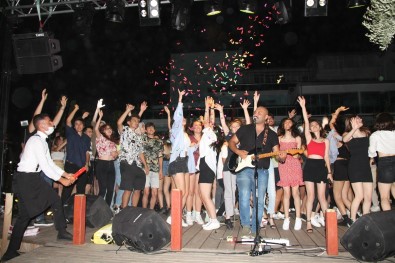 Radikal Egitim Kurumlarindan 'Uzaktan Bi Ses Ver' Sarki Yarismasi