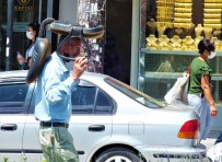  SU  - Sicaktan Korunmak Isteyen Vatandastan Ilginç Yöntem Açiklamasi Kafasinin Üstünde Koltukla Yürüdü