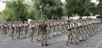 RESMİ TÖREN - Ukrayna'da Kadin Askerlere Topuklu Ayakkabi Giydirilmesine Tepki Yagdi