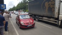 112 ACİL SERVİS - Üst Geçidi Kullanmadi, Otomobil Çarpti
