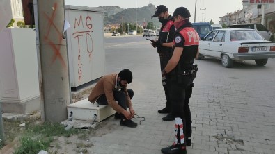 Uyusturucunun Etkisindeki Gencin Yardimina Polis Kostu