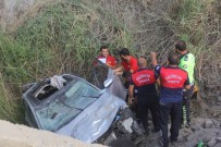 Erzincan'da Otomobil Sarampole Uçtu Açiklamasi 3 Yarali