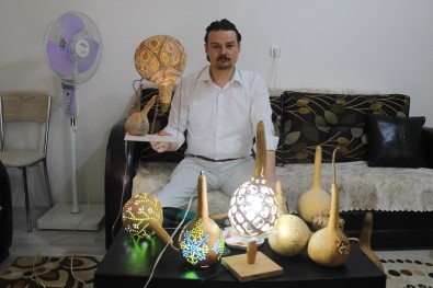 Bahçesinde Ürettigi Su Kabaklarini Sanat Eserine Dönüstürüyor