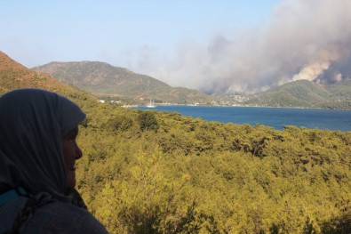 Korku Dolu Gözlerle Yangini Izlediler