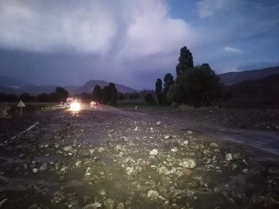 Saganak Yagis Sele Neden Oldu, Karayolu Ulasima Kapandi