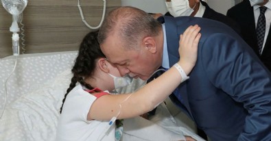 Başkan Erdoğan'ın çocuk hastalarla samimi diyaloğu gülümsetti