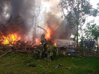 Filipinler'de 85 Kisiyi Tasiyan Askeri Uçak Düstü Açiklamasi 40 Kisi Kurtarildi