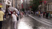 PAZAR GÜNÜ - Kisitlamasiz Ilk Pazar Günü Taksim'e Çikanlar Yagmura Yakalandi
