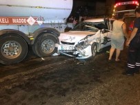 DİREKSİYON - Konya'da 3 Tira Çarpan Otomobilin Sürücüsü Yaralandi