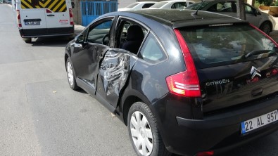 (Özel) Sancaktepe'de Bisikletli Çocuga Çarpmamak Için Manevra Yapan Sürücü, 3 Araca Çarpip Takla Atti