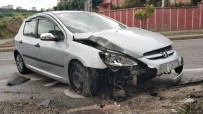 DİREKSİYON - Samsun'da Otomobil Direge Çarpti Açiklamasi 1 Yarali