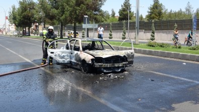 Seyir Halindeki Otomobil Alev Aldi, Geriye Külü Kaldi