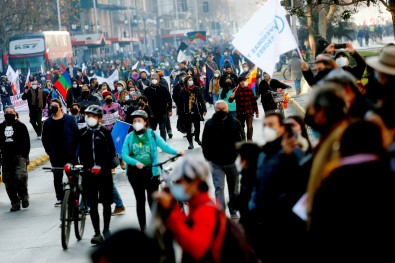 Sili'de Yeni Anayasa Çalismalarinin Ilk Oturumunda Protestolar Patlak Verdi