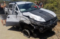 DİREKSİYON - Uçuruma Uçan Araçta 1'I Agir 2 Kisi Yaralandi