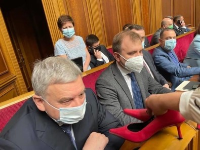 Ukrayna Meclisinde Savunma Bakanina Topuklu Ayakkabi Hediye Edildi