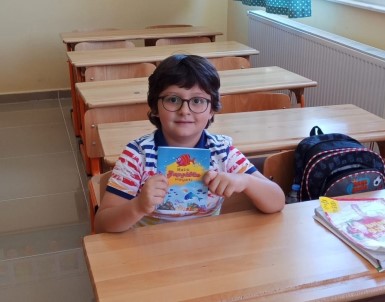 6 Yasinda Hikaye Kitabi Yazdi