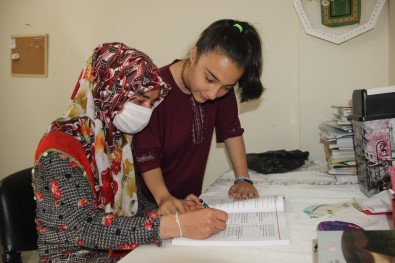 Anne Ve Kizin Okuma Azmi