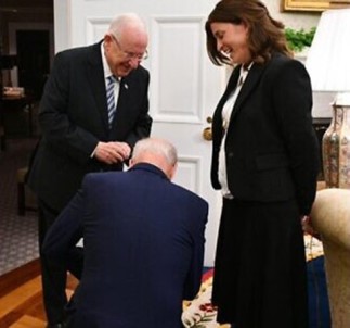 Biden'in, Israil Cumhurbaskani Rivlin'in Özel Kaleminin Önünde Diz Çökmesi Gündemde