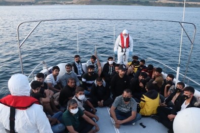 Çanakkale'de 68 Düzensiz Göçmen Kurtarilirken, 4 Göçmen Kaçakçisi Yakalandi