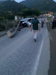 DİREKSİYON - D-650'De Bariyerlere Çarpan Otomobil Hurdaya Döndü Açiklamasi 2 Yarali