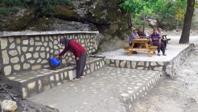 Kaynak Suyu Çevresi Mesire Alanina Dönüstürüldü