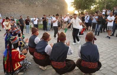 Keçi Burcu Sanatla Bulustu