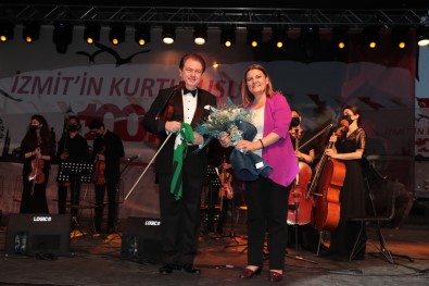 Keman Virtüözü Cihat Askin, Izmit'te Sahneye Çikti