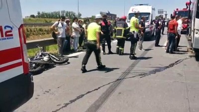 Kocaeli'de Otomobile Çarpan Motosiklet Yolcu Otobüsünün Altina Girdi Açiklamasi 2 Yarali