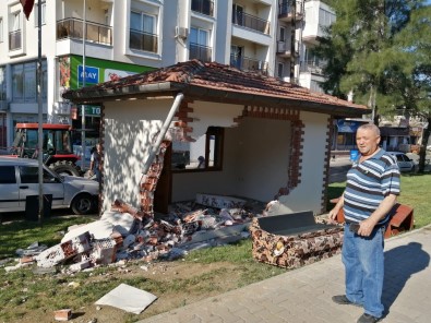 Kontrolden Çikan Otomobil Muhtarlik Binasina Çarpti