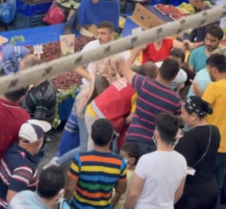 Pazarda Kadinlar Kavga Etti, Erkekler Güçlükle Ayirdi