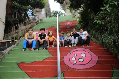 Renkli Merdivenler Kent Estetigine Deger Katti