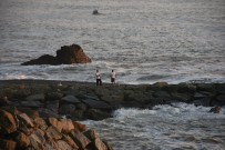SAHİL GÜVENLİK - Rize'de 55 Yasindaki Sahis Girdigi Denizde Kayboldu
