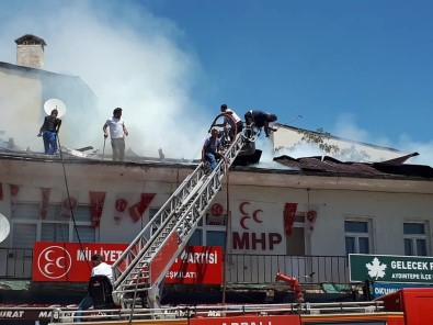 Siyasi Partilerin Bulundugu Binanin Çatisinda Yangin Çikti