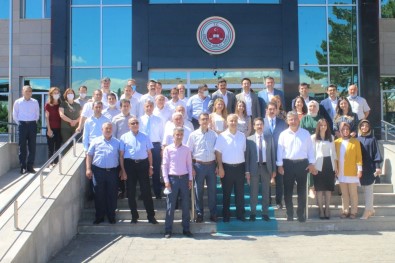 Tayini Çikan Hakim Adliye Önünde Görev Yaptigi Arkadaslari Tarafindan Ugurlandi