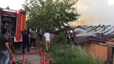 Yabanci Uyruklu Sahislarin Kaldigi Gecekondu Alev Alev Yandi