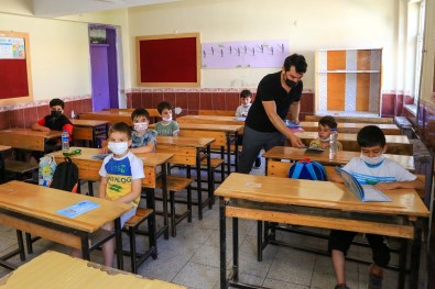 1400 Ögrencinin Katildigi Yaz Okulu Açildi