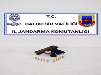 Balikesir'de Jandarma Aranan 17 Süpheliyi Yakaladi