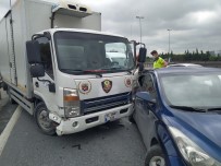 POLİS EKİPLERİ - E-5'Te Sürücüsü Telefonla Konusan Kamyonet Otomobile Çarpti Açiklamasi 2 Yarali