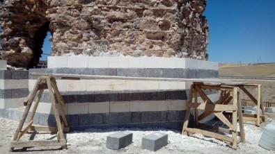 Egil'deki Lala Kasim Bey Ve Cafer Bey Kümbetleri'nde Restorasyon Basladi